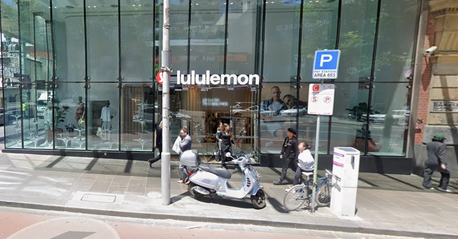 287 Lonsdale Street 接送点实景，Lululemon 店铺门前