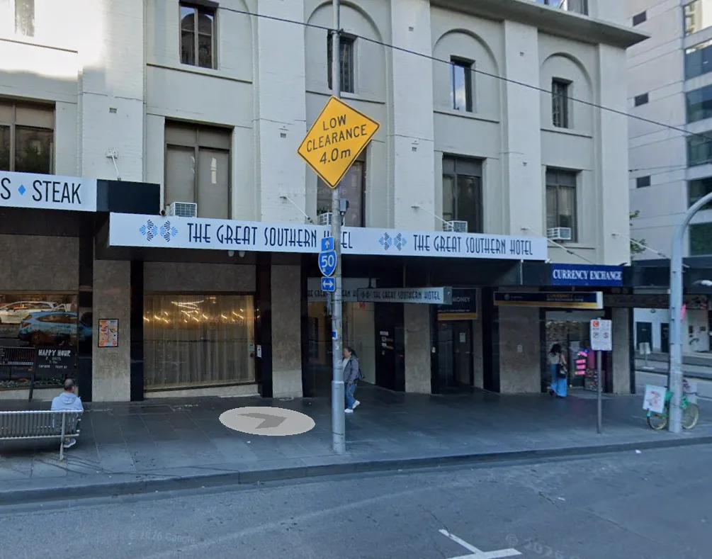 52 Spencer Street 接送点实景，The Great Southern Hotel 门前