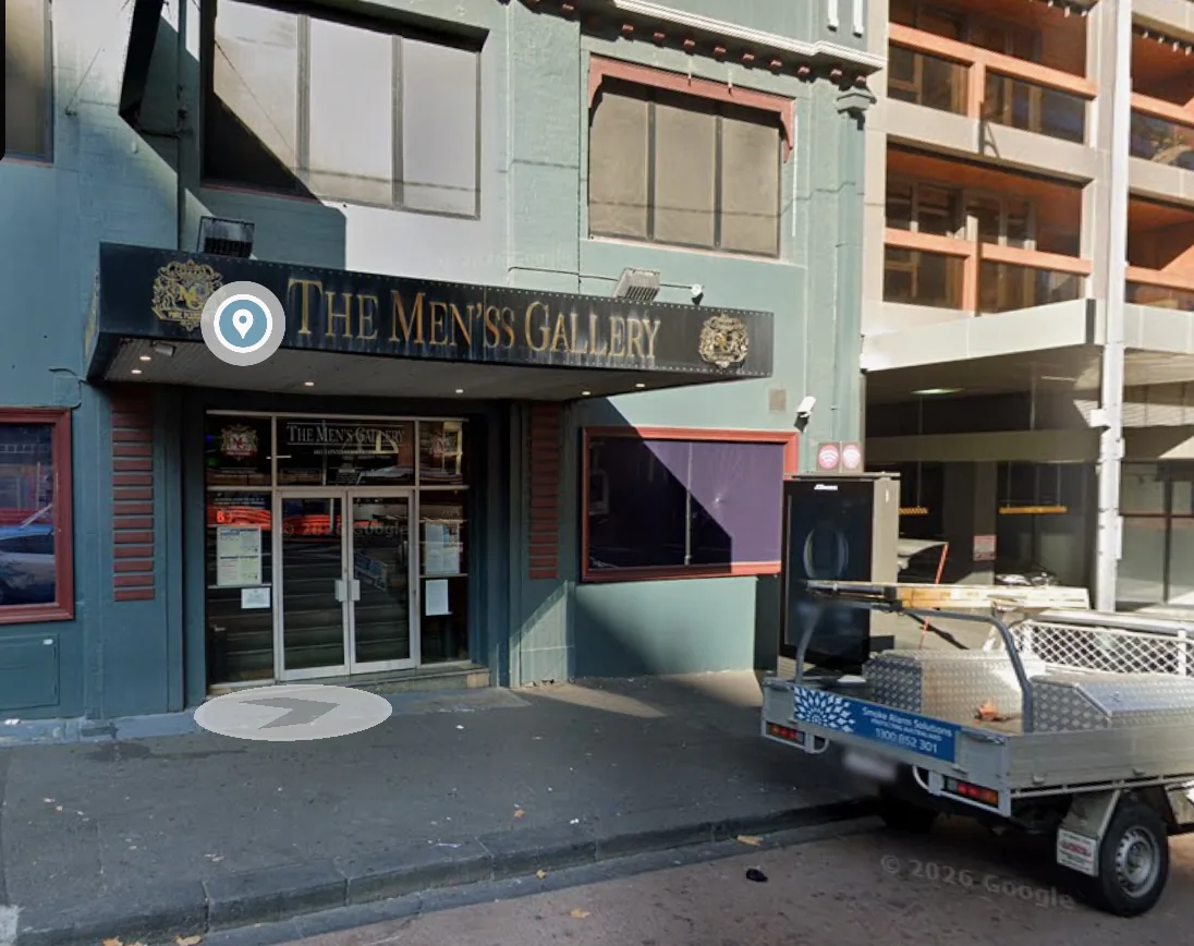 601 Lonsdale Street 接送点实景，The Men's Gallery 门前